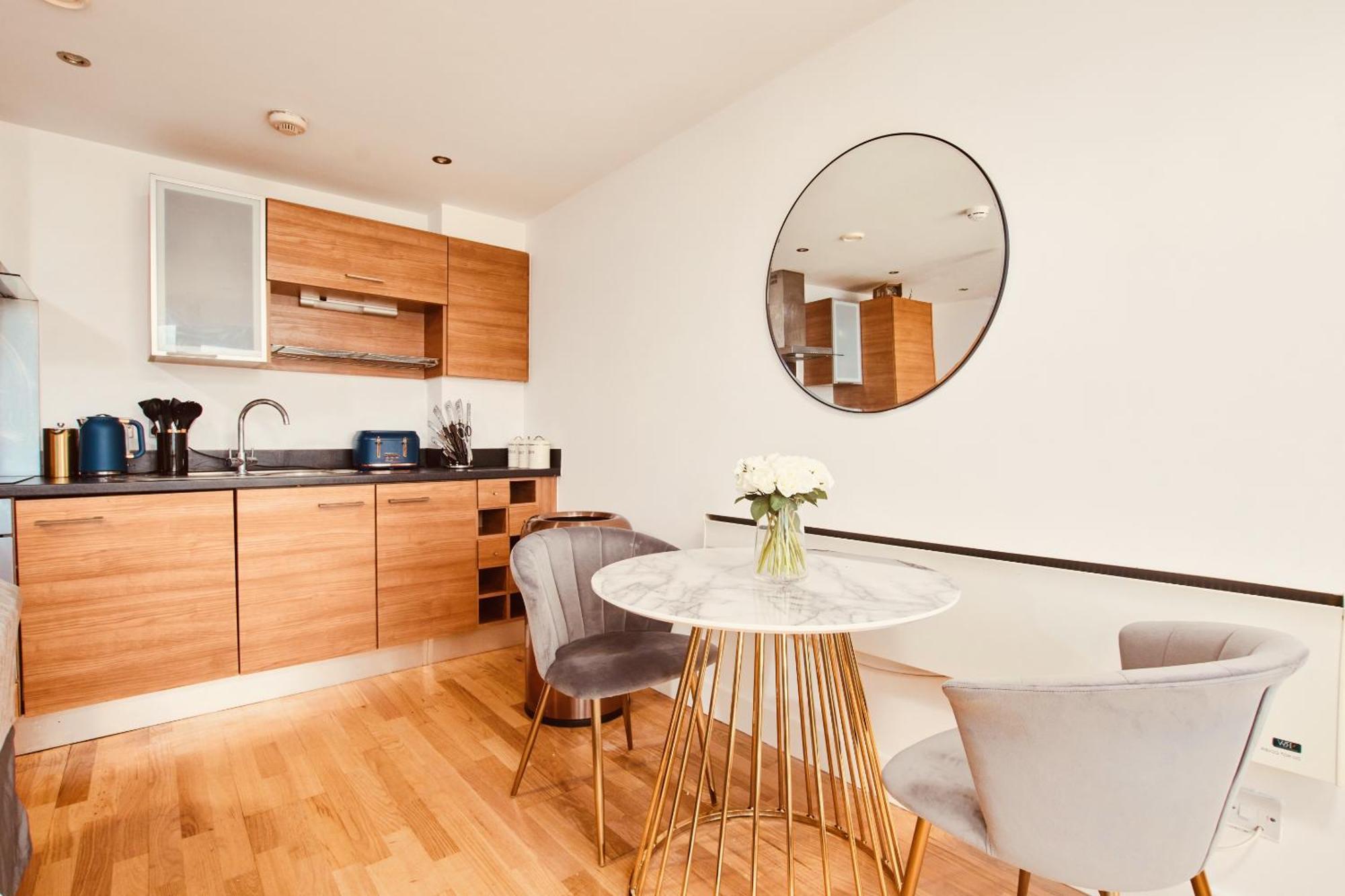 King Deluxe City Apt Large Space& Free Parking! No Balcony Leeds  Exterior photo